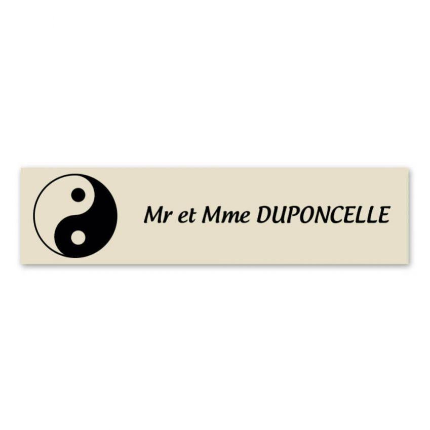 Plaque Nom 1 Ligne Et Symbole Yin Yang Pour Boite Aux Lettres Type Decayeux 100x25mm Couleur Beige Lettres Noires Leroy Merlin