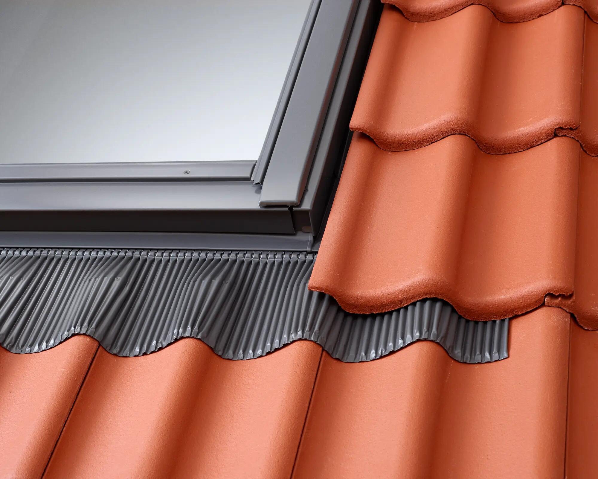 procedimiento Illinois ANTES DE CRISTO. Tapajuntas ventana de tejado ondulado de aluminio VELUX de 55 x 98 cm |  Leroy Merlin