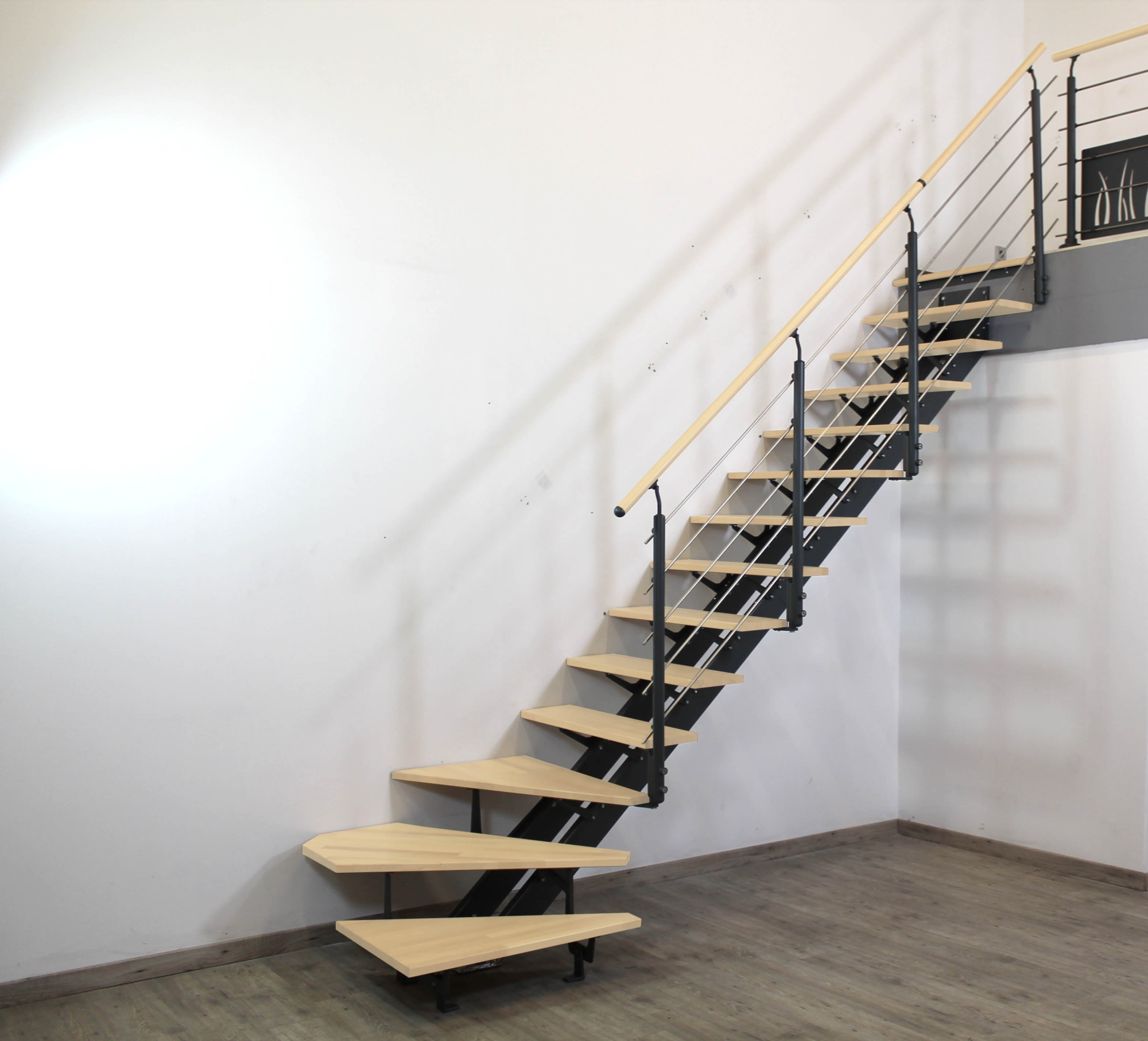 Escalera 1/4 de giro doble viga uso interior ancho 95cm acabado gris/pino/pino