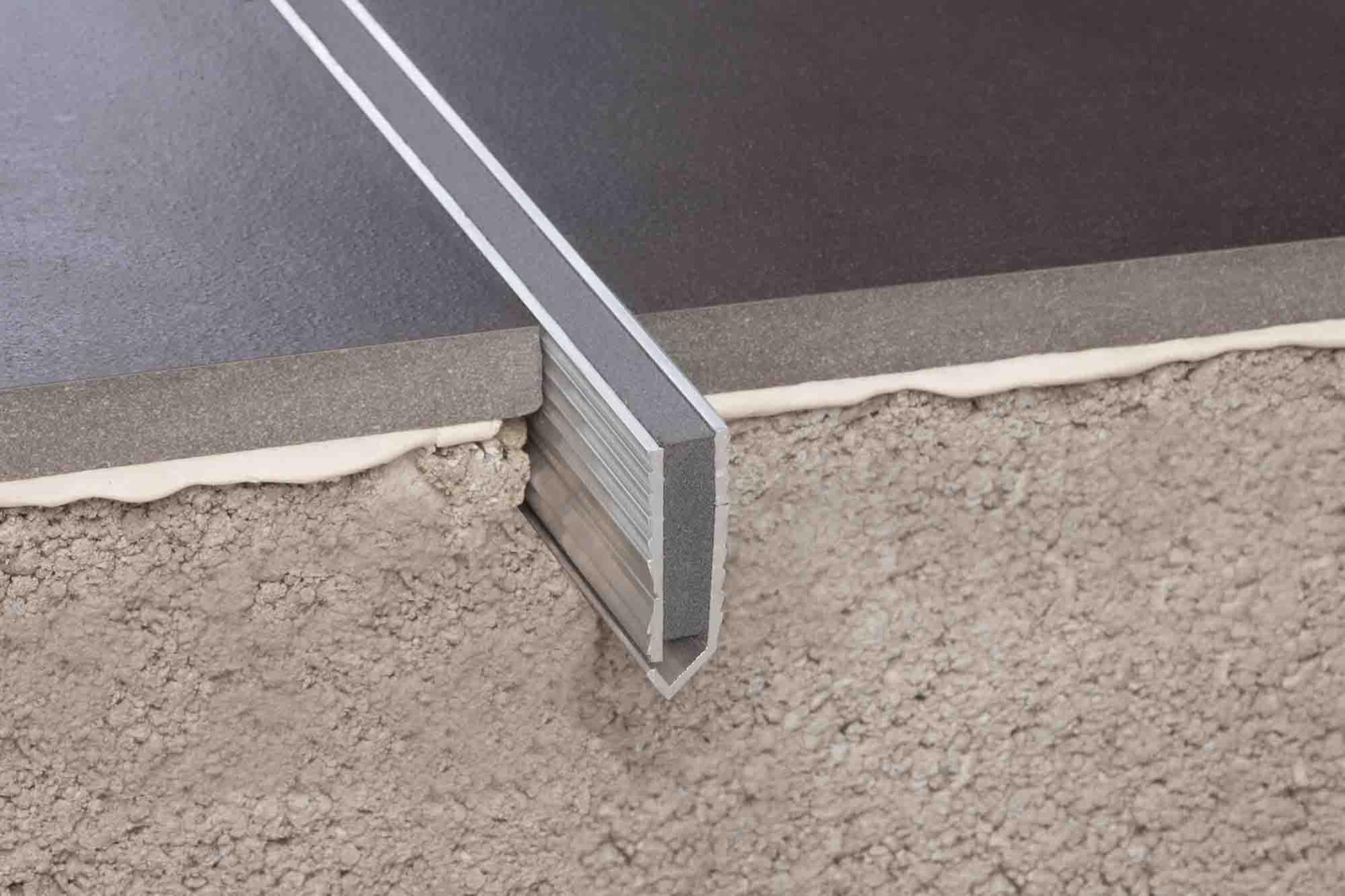 Junta de dilatación y fraccionamiento de aluminio 8.5x255 cm gris