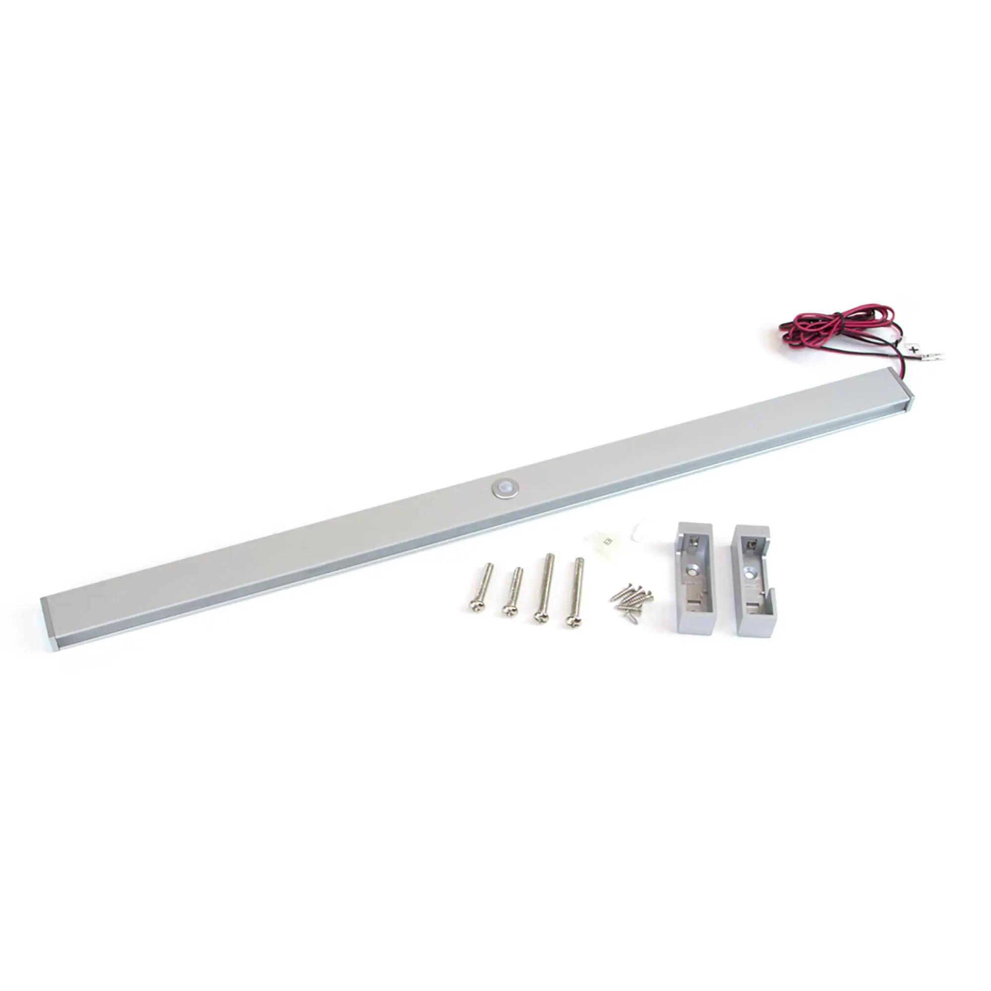 Barra para armario aluminio con luz led y sensor. ancho regulable 55.8-70.8cm