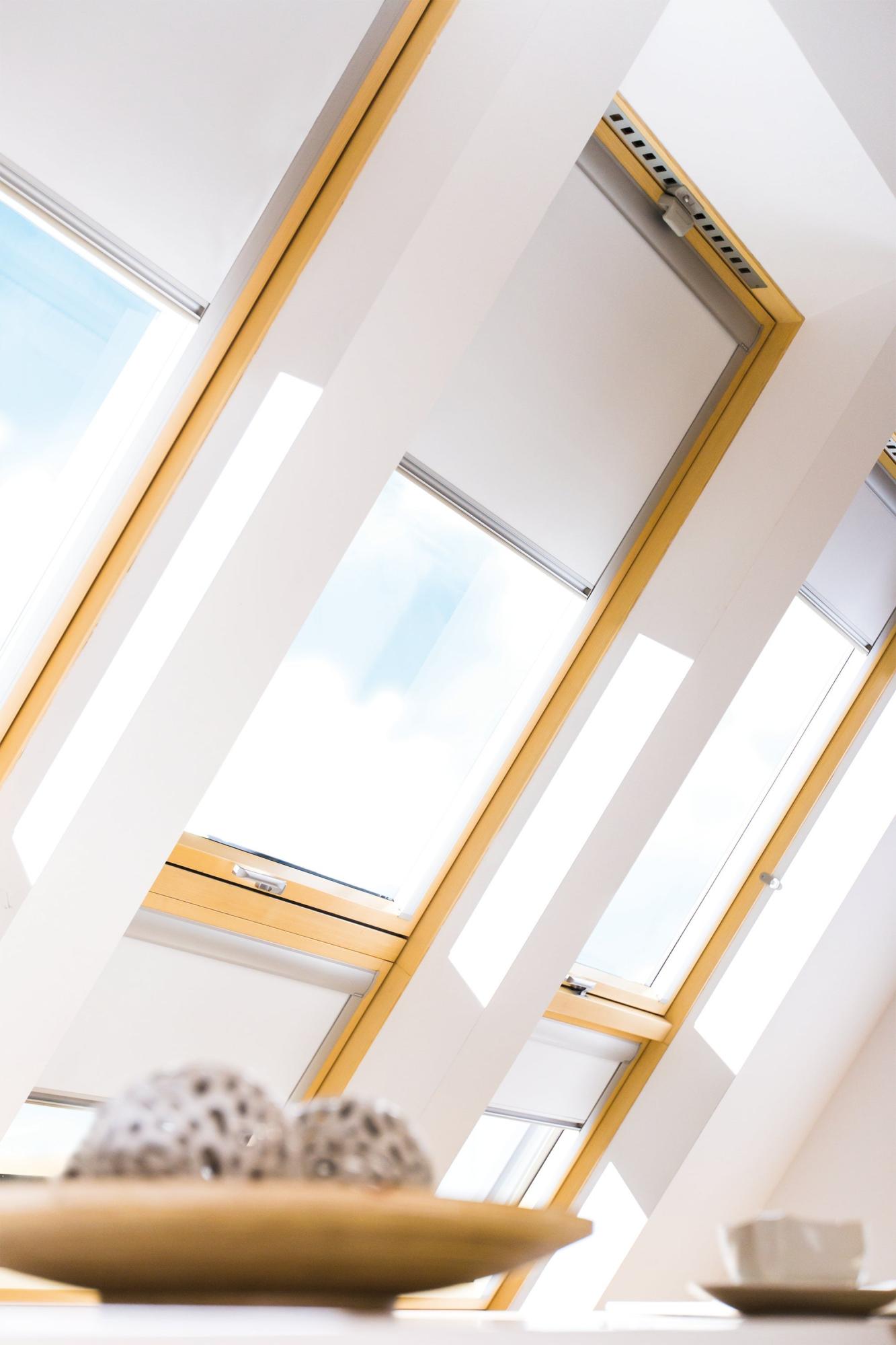 Estor para ventana de techo fakro eléctrico blanco 94x118cm de la marca FAKRO