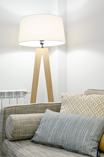 Lámpara de pie con trípode de madera,pantalla beige 35cm,casquillo E27,150cm | Merlin