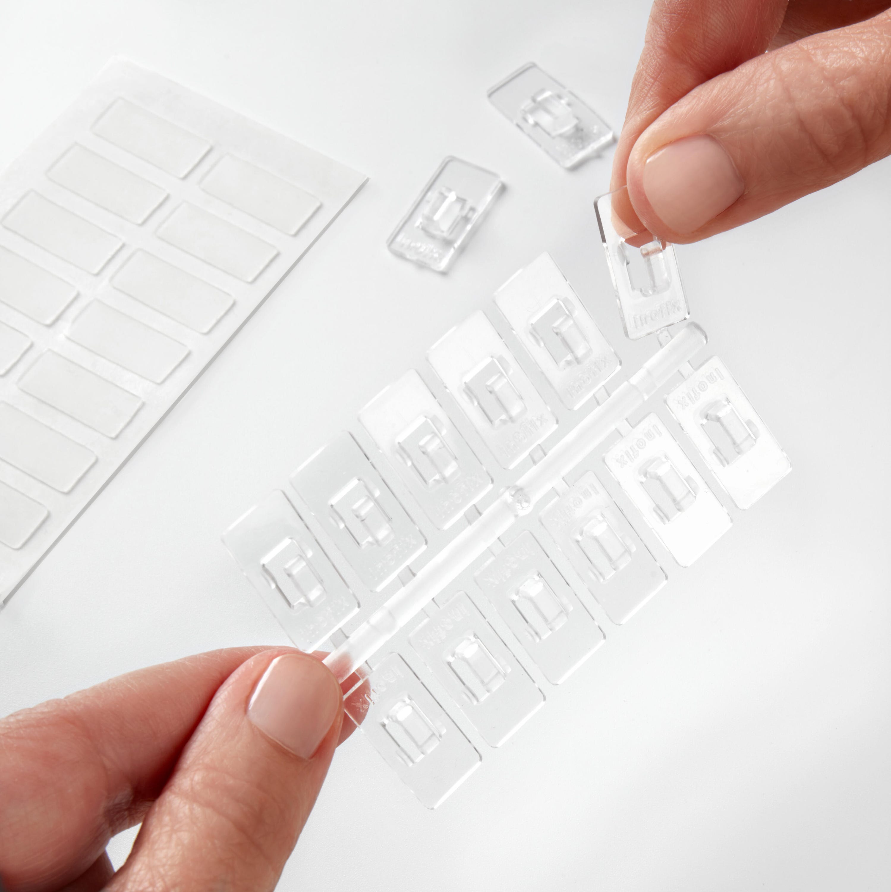 12 Miniganchos transparentes + 14 tiras adhesivas mini