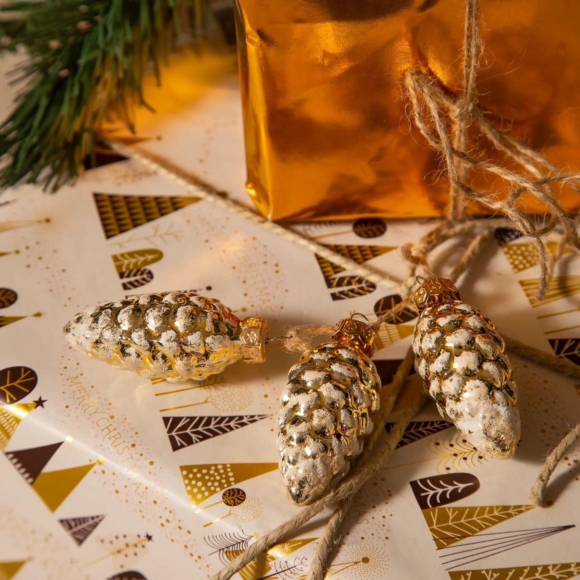 Colgante navideño piñas oro con nieve de cristal 3x6 cm