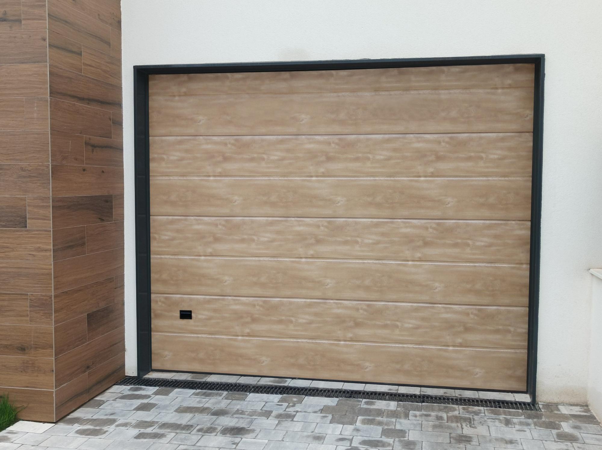 Puerta de garaje motorizada haya de 250x220 cm de la marca ROPER