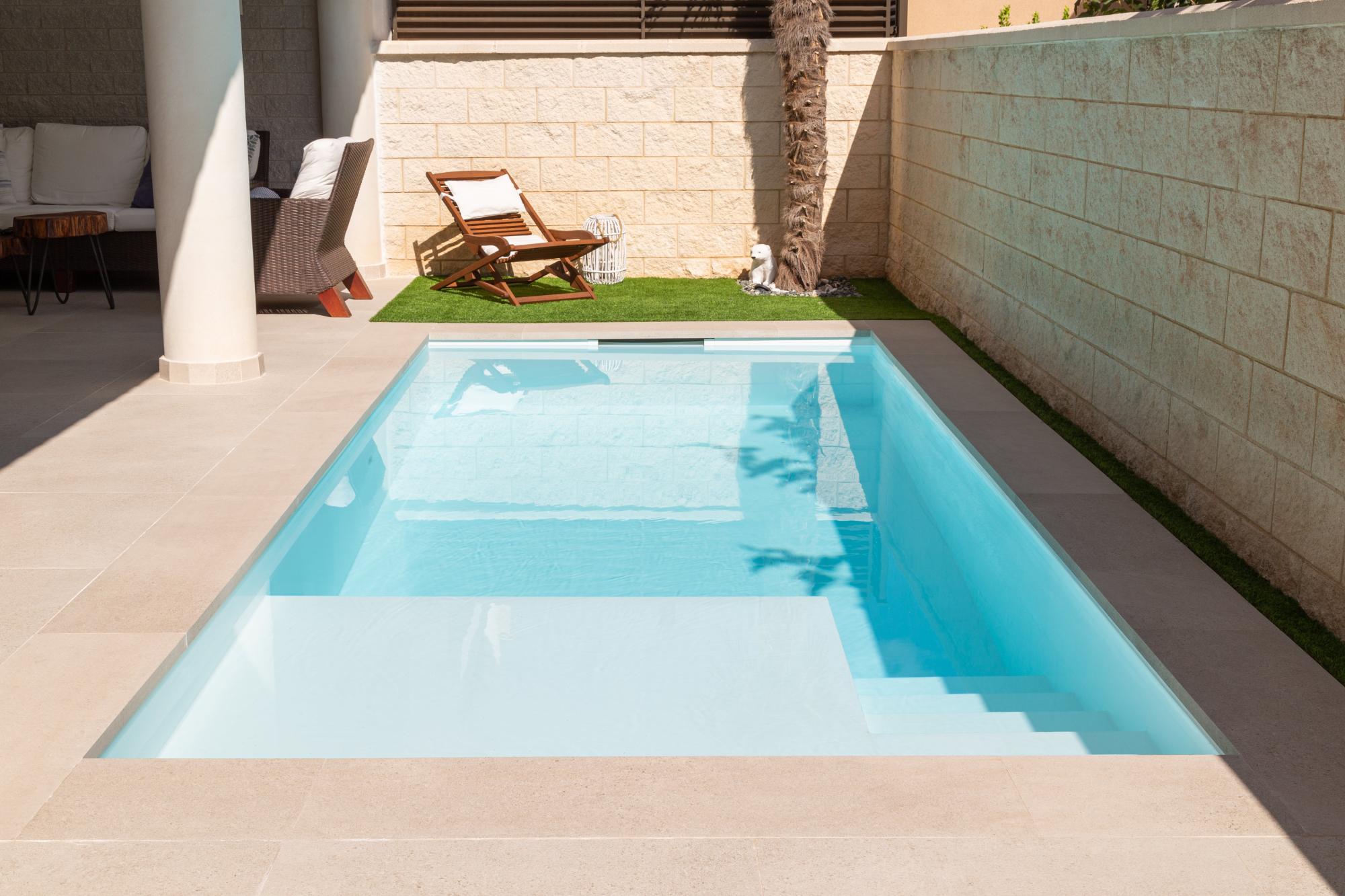 Proyecto de piscina enterrada de 6 x 2,75 x 1,4 m con skimmer y