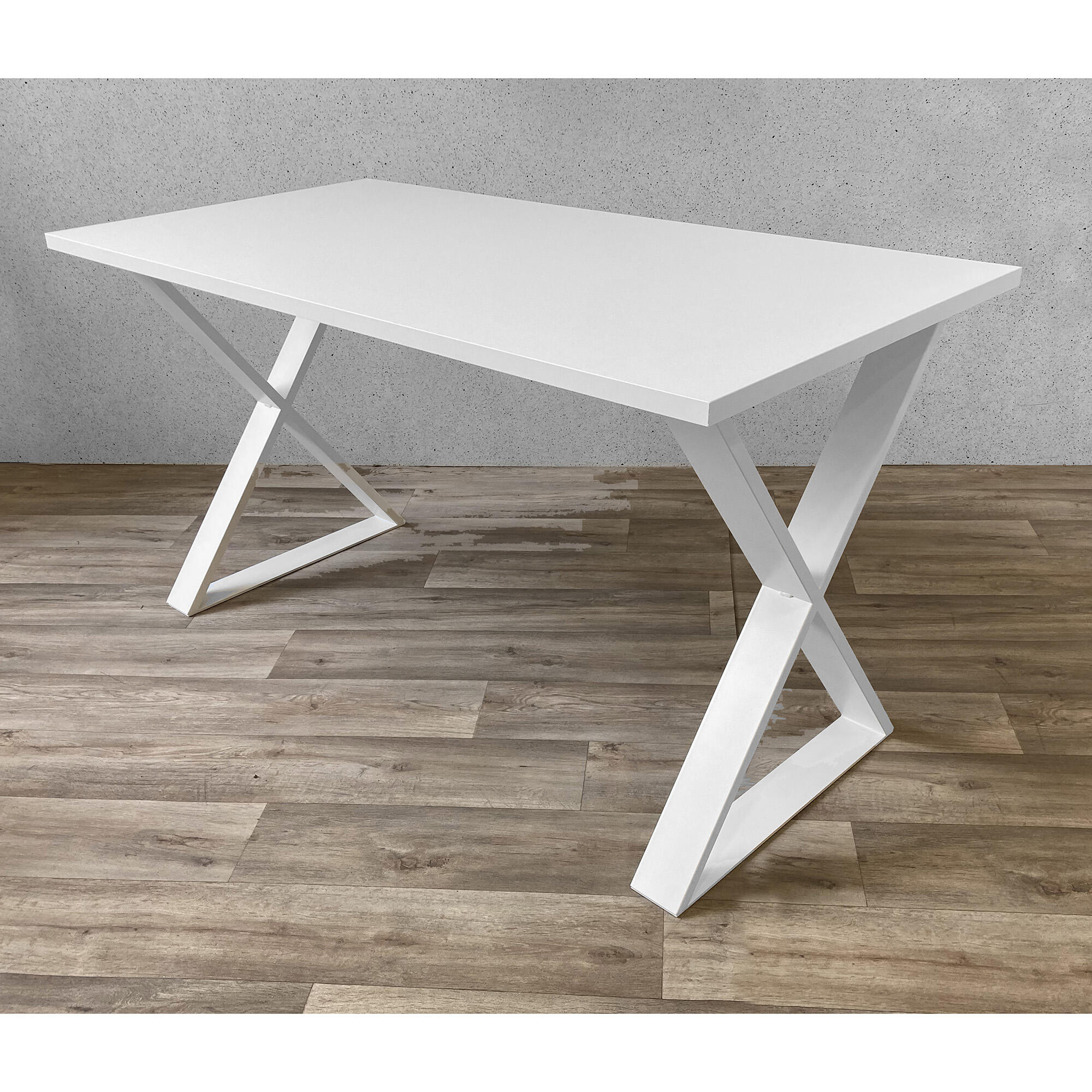 Mesa de escritorio, tapa aglomerado blanco y patas blanco. lxanxal:140x68x73,5cm