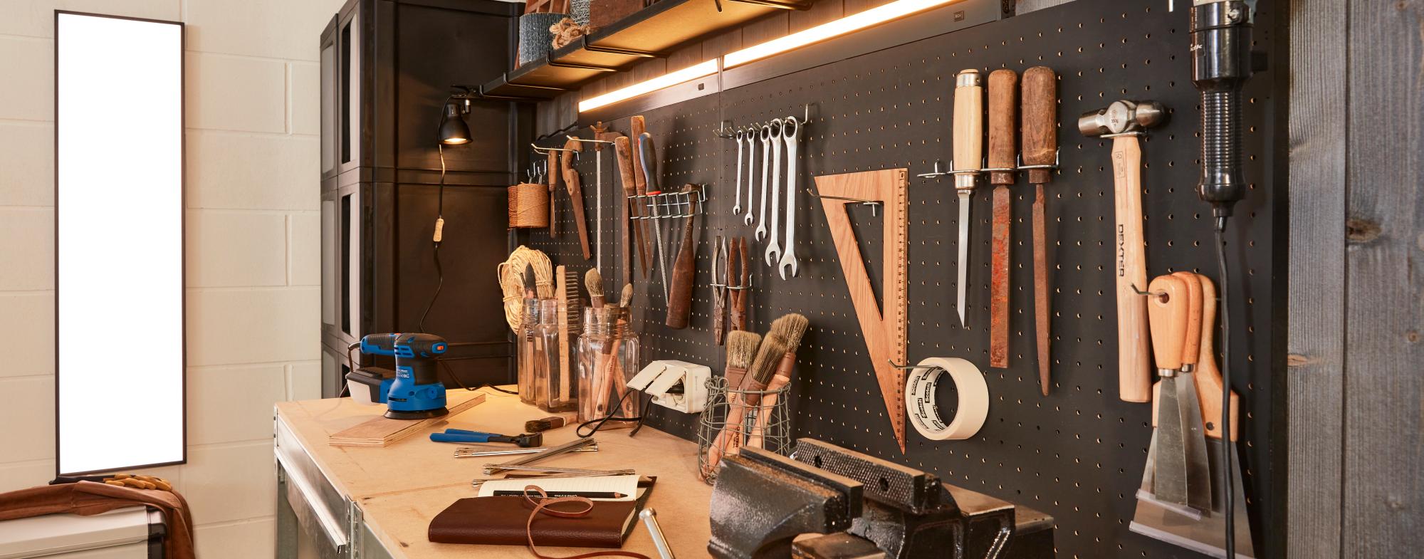 Etabli bricolage avec armoire en bois métal pour atelier garage