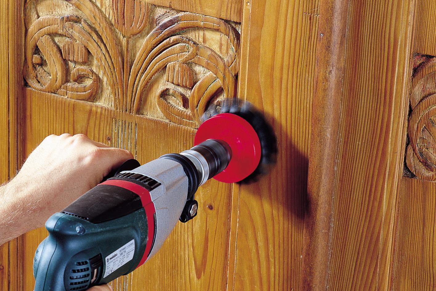 Чем можно отмыть двери. Шлифование деревянных поверхностей. Зачистка деревянных поверхностей. Насадка для снятия краски с дерева. Инструмент для шлифовки древесины.