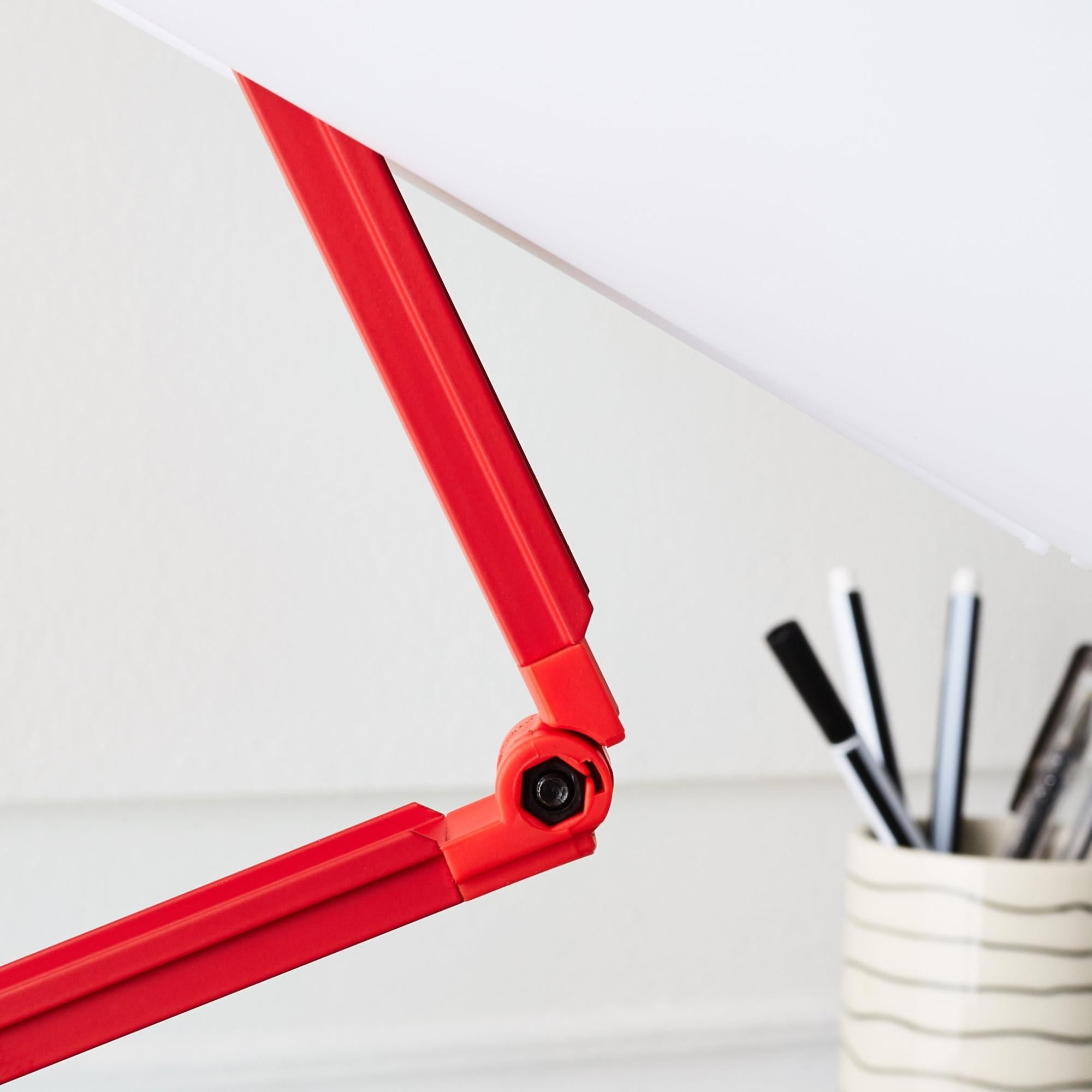 Lampe de bureau, led intégrée à poser rouge Led akimi INSPIRE | Leroy