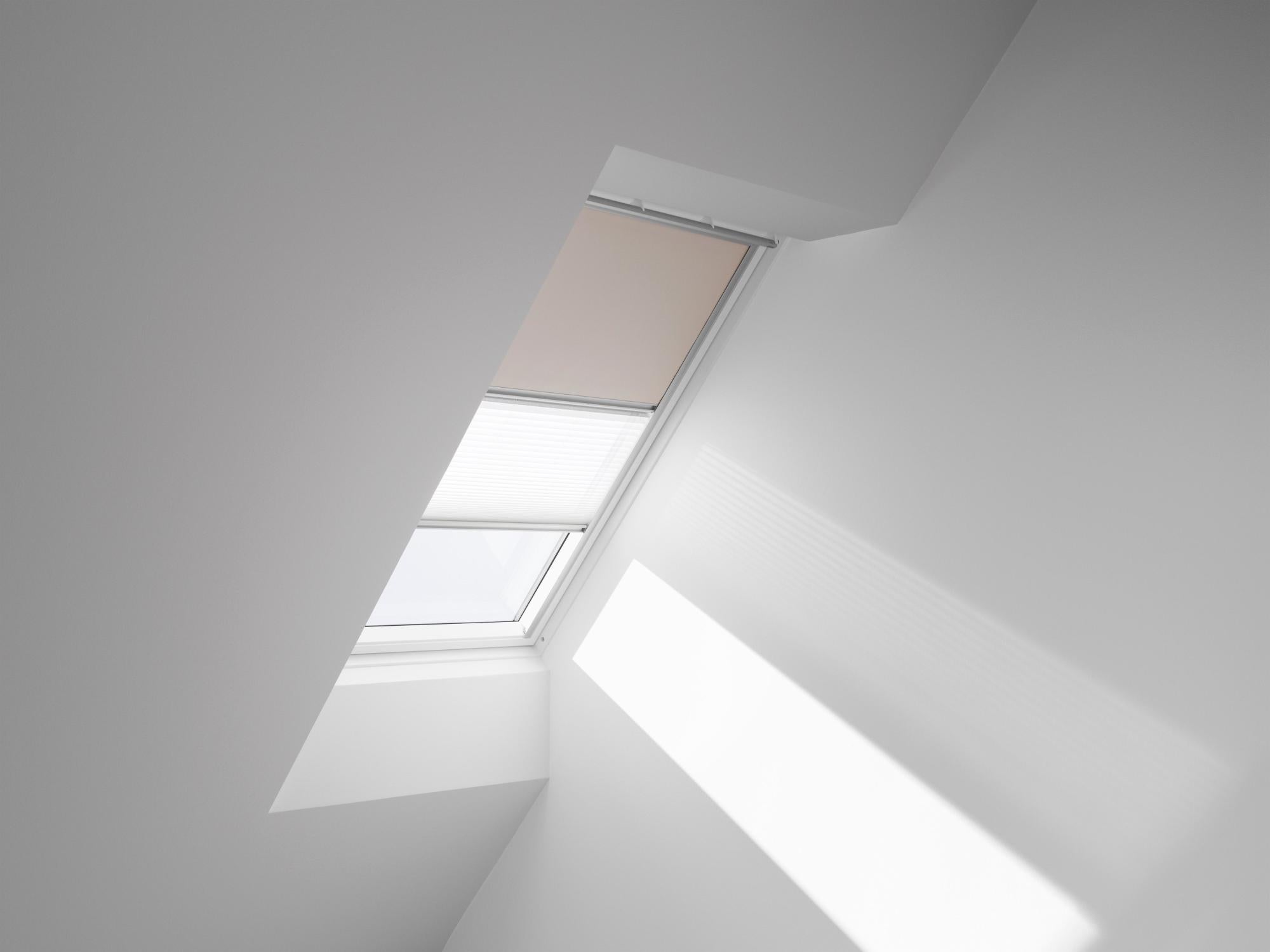 Store VELUX duo occultant plissé manuel beige DFD MK06, cadre gris