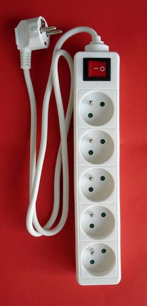 Five - Bloc multiprise électrique blanche 3 prises terre + interrupteur L,  23 x l, 7,5 x H, 3,5 cmLongueur rallonge : 100 cm Blanc - Cdiscount  Bricolage