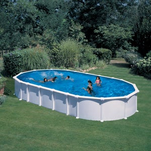 Une piscine hors-sol qui s'illumine pour un jardin plein d'éclat