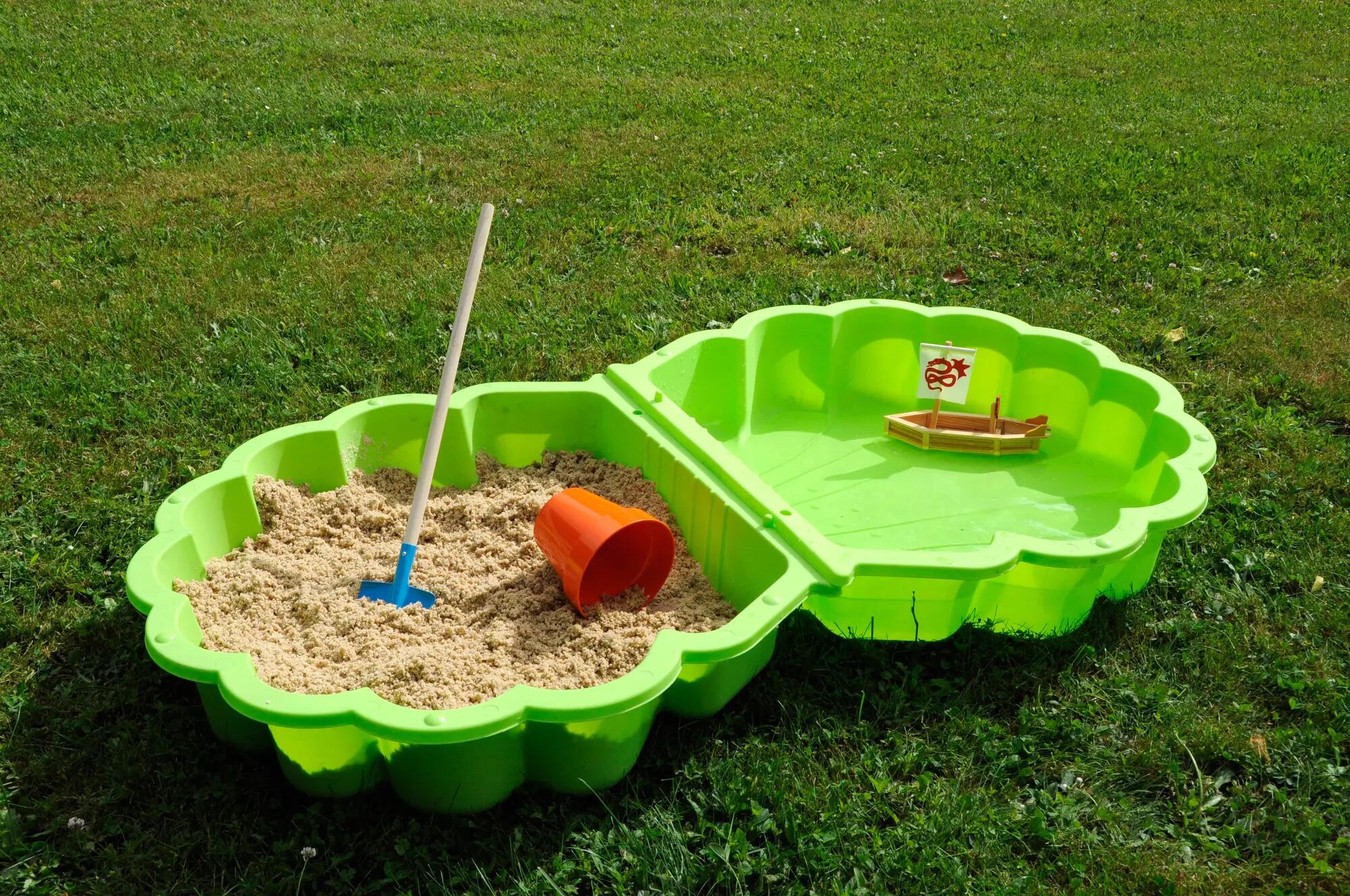 Un bac à sable au jardin pour les enfants