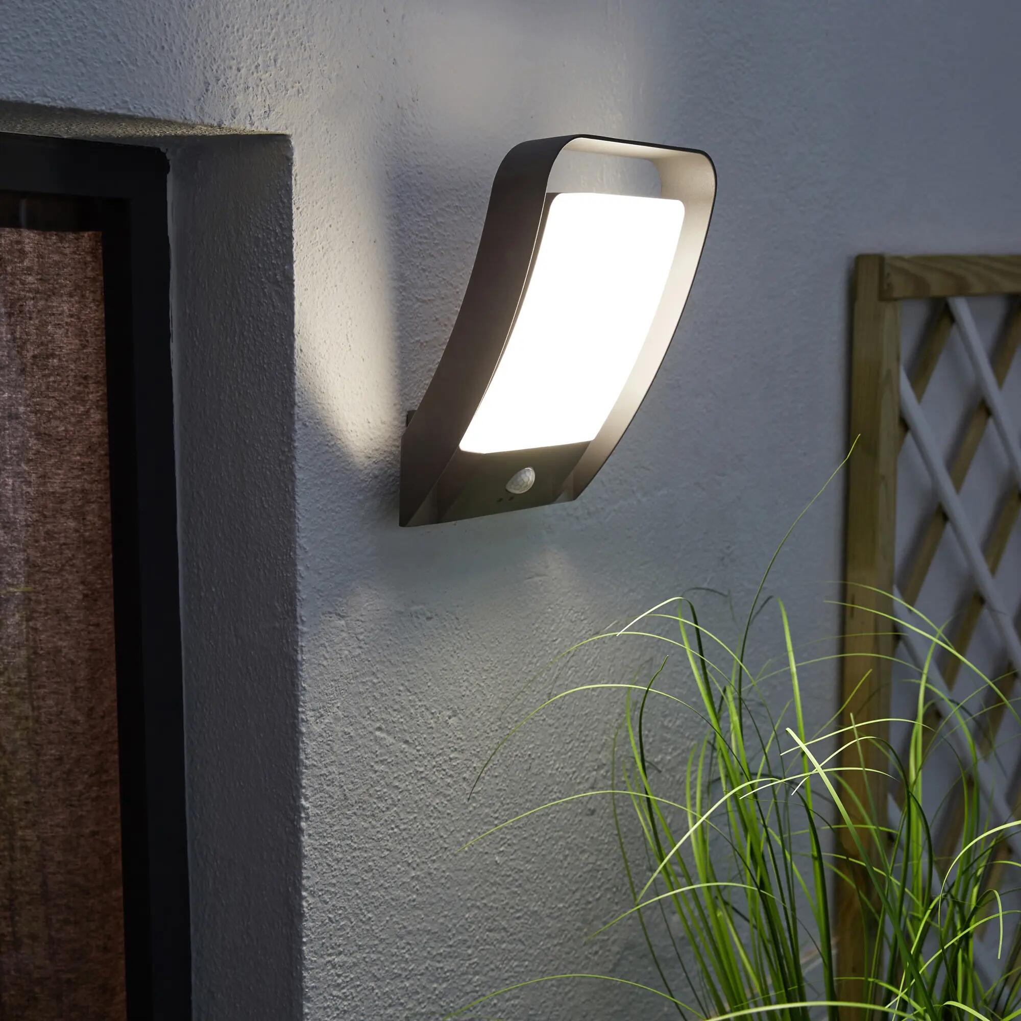avec détecteur de mouvements Lampes et luminaires d'extérieur en vente  online