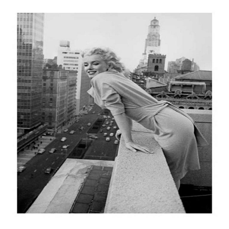 Affiche Marilyn Monroe sur toit building, noir & blanc l.60 x H.80 cm