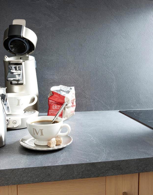 Plan de travail pin sylvestre stratifié Luna noir L.315 x P.65 cm, Ep.38 mm Leroy Merlin