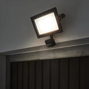 Éclairage de sécurité Elro Design Lampe d'extérieur LED LF60 avec  Détecteur de Mouvement - 10W - 800LM