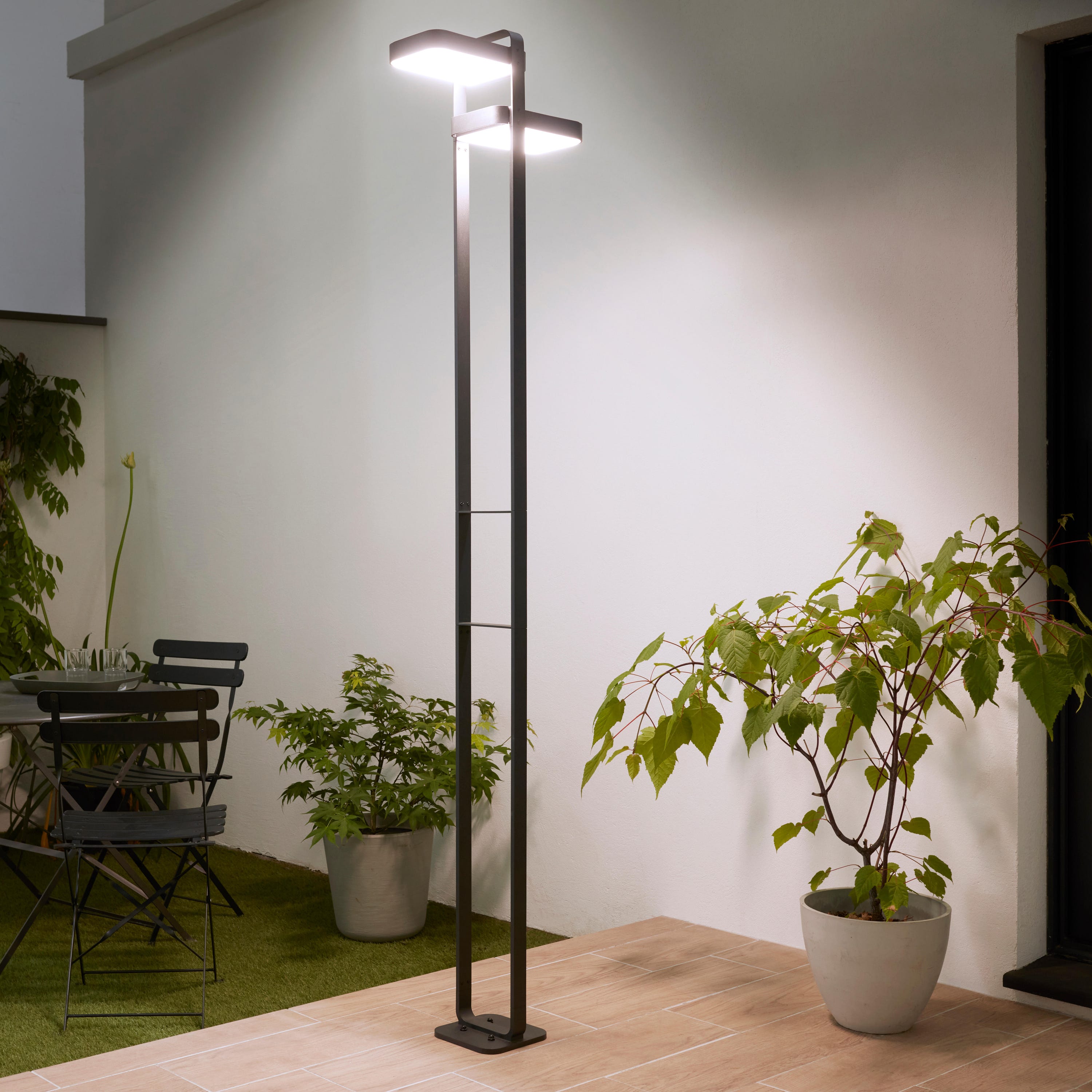 Lampadaire solaire et rechargeable Booster Waiki anthracite