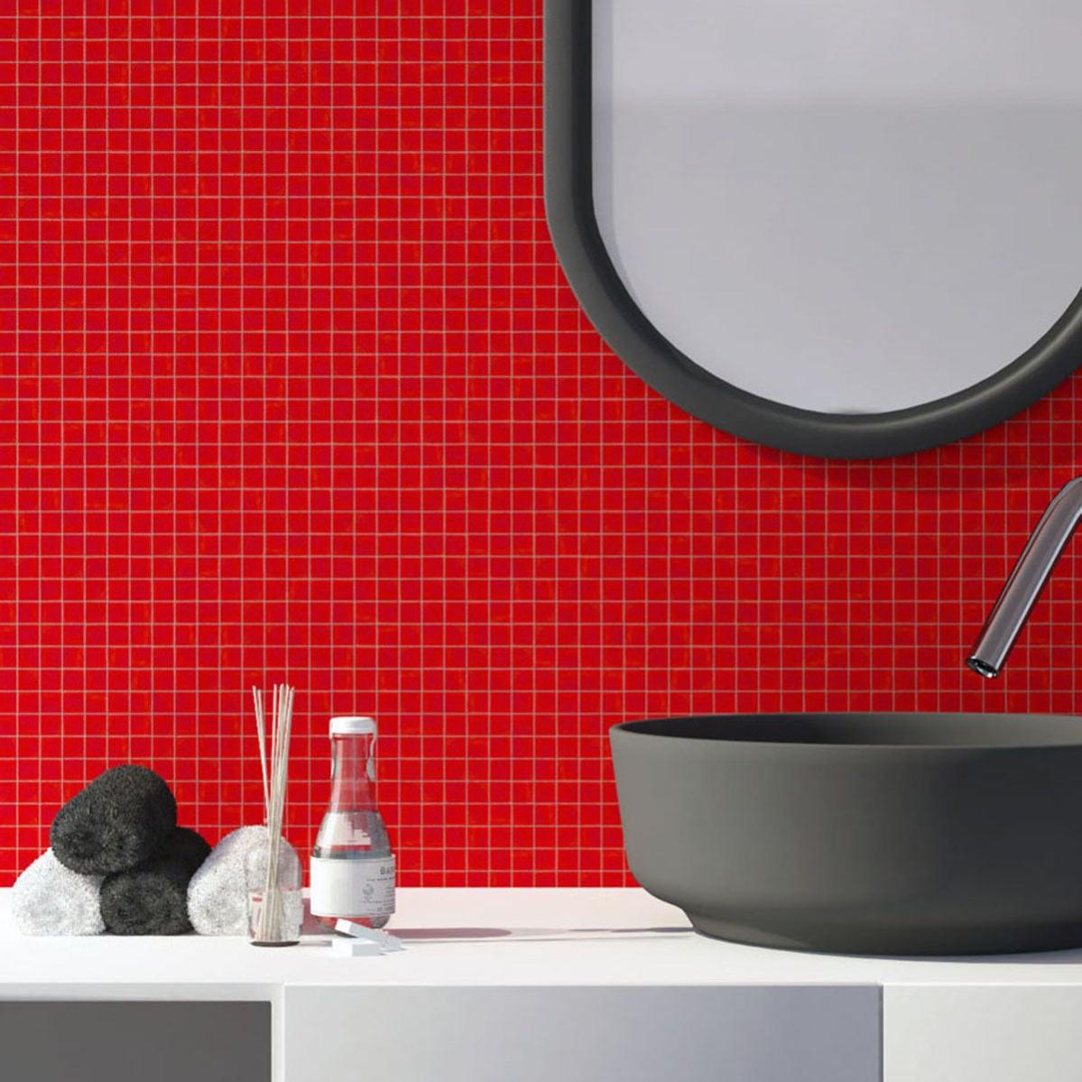 Rinnovare le piastrelle del bagno scegliendo il rosso: ecco 9 spunti