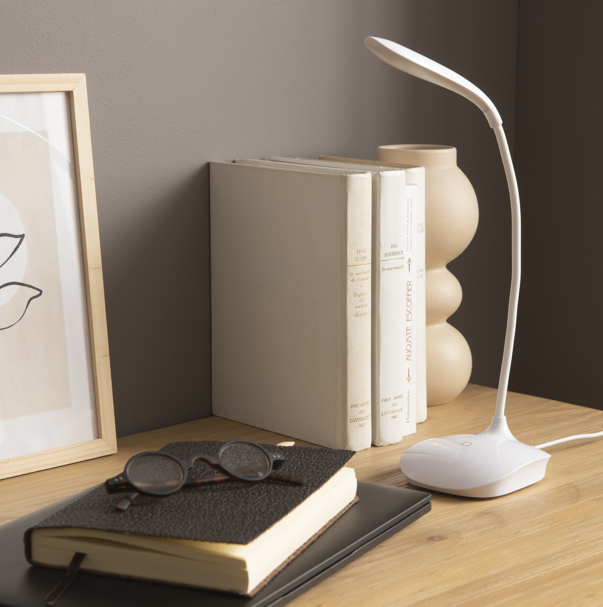 Lampada Da Scrivania LED Corfu Di Arte Lamp - Design Italiano Con Paralume Beige E Finiture Dorate