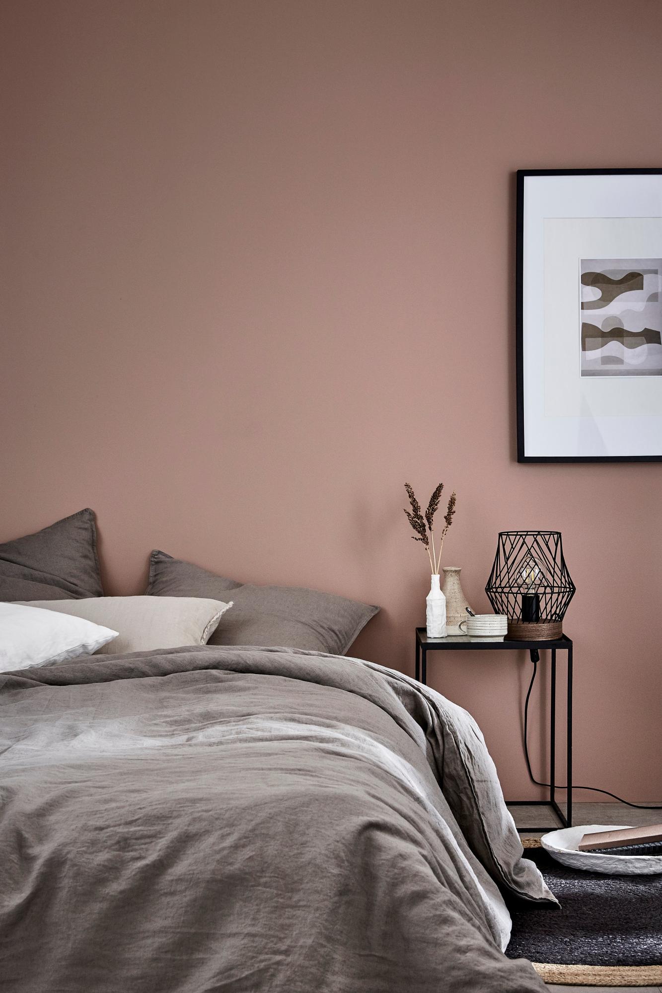 Lampada da tavolo Boho con base in legno originale e paralume in rattan