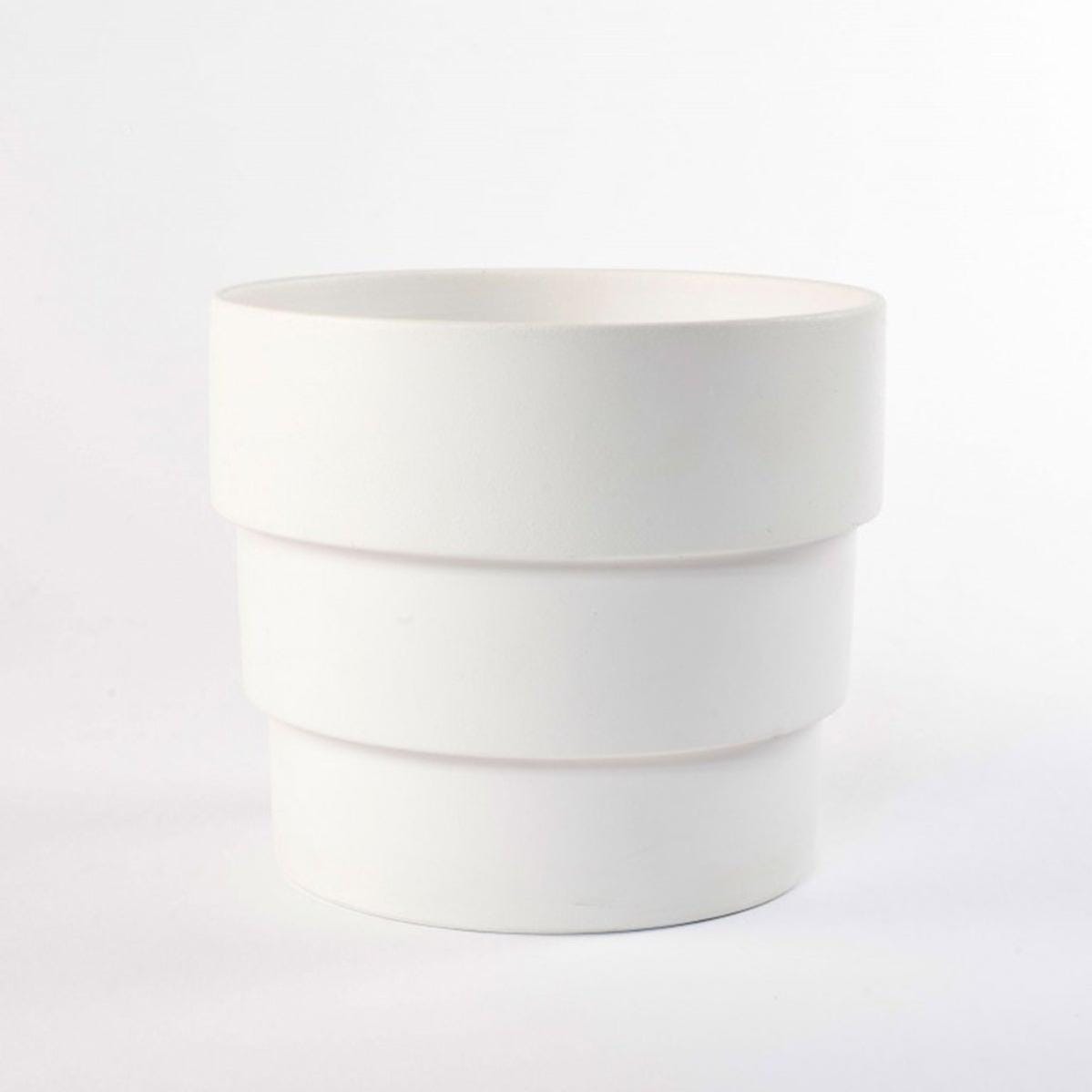 Scarica Tre vasi di ceramica bianchi con piante verdi su sfondo nero Scarica Tre vasi di ceramica bianchi con piante verdi su sfondo nero