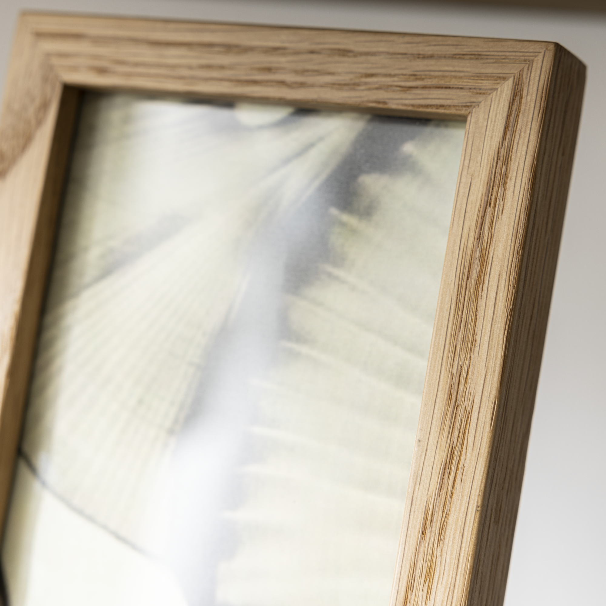 Cornice Portafoto Bianca In Stile Shabby Con Decorazione In Gesso Da Tavolo - 6
