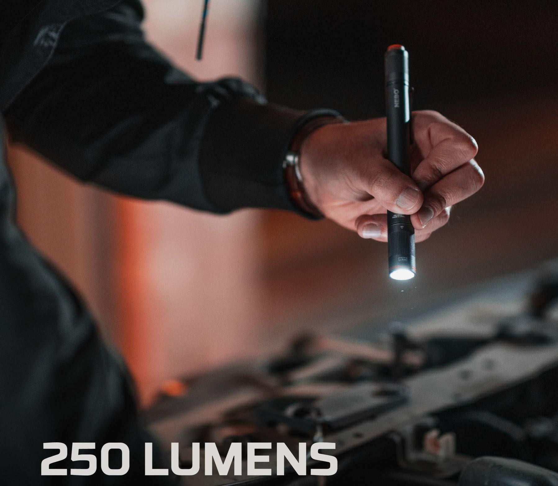 Torcia LED/COB Zenitech 300 Lm - Ricaricabile Con Clip, Gancio E Magnete - 80m Portata, Mani Libere
