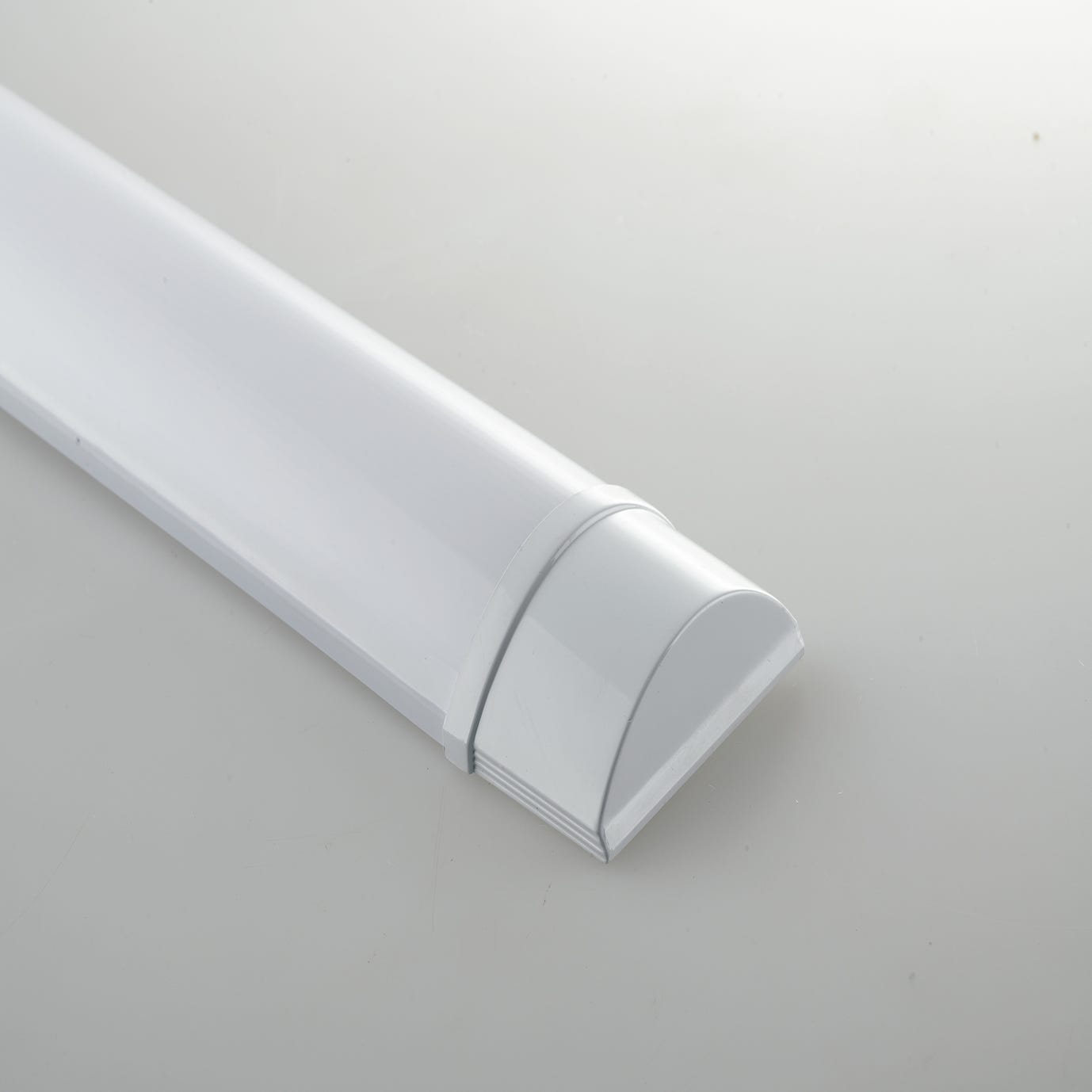 Barra LED BATTEN en policarbonato blanco 18W luz natural 4000K 60 cm.