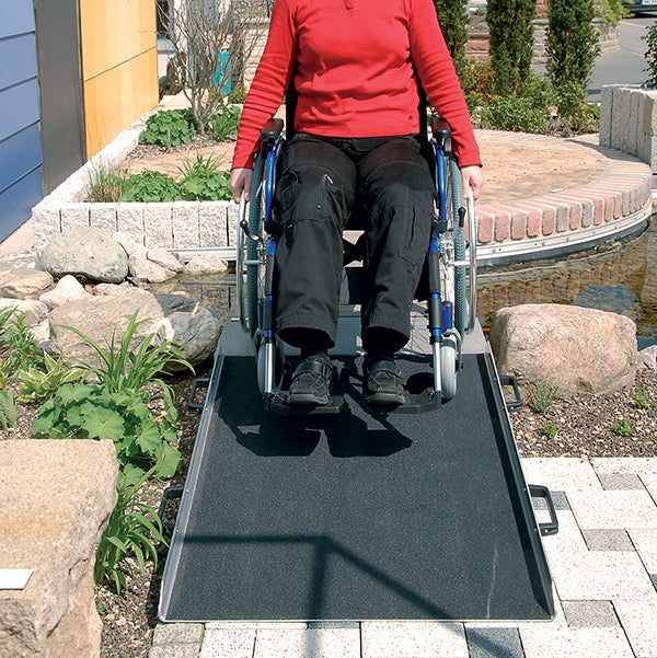 Rampe d'accès portative pour faciliter l'accès en fauteuil roulant.