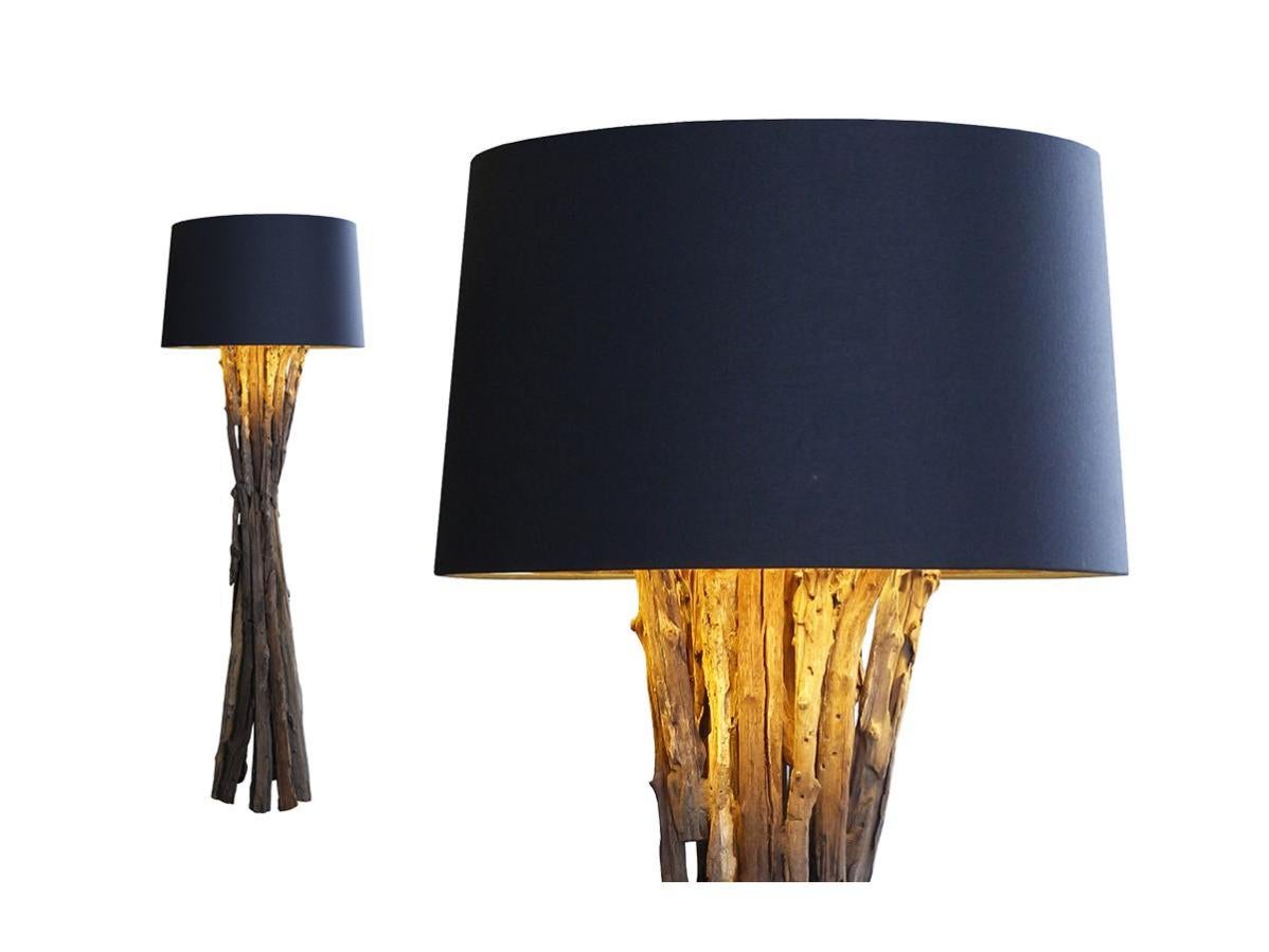 Lampadaire en bois brut naturel ISAIAH - H. 145 cm - Abat-jour noir
