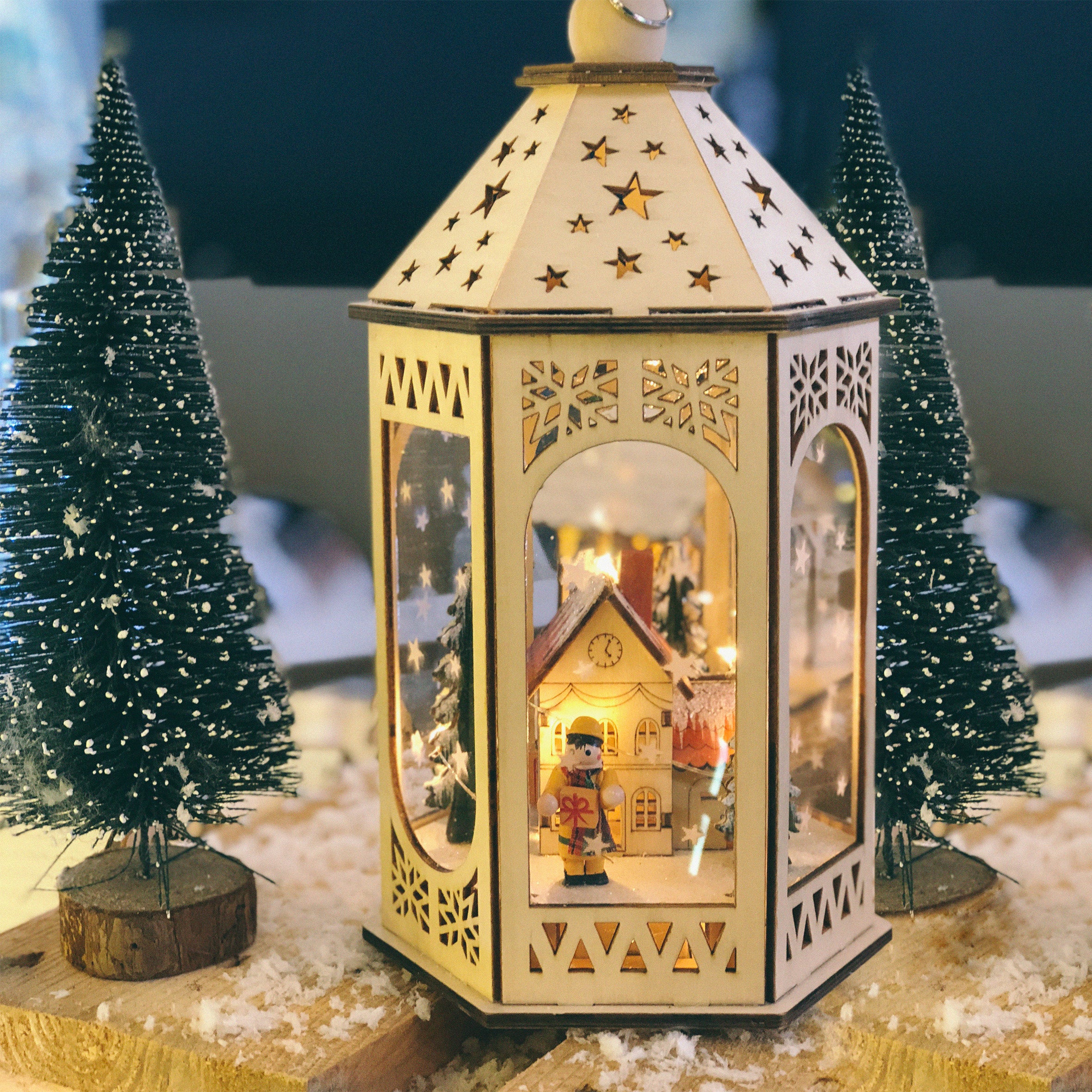 STAR LANTERN - Lanterne scène de Noël en bois naturel LED