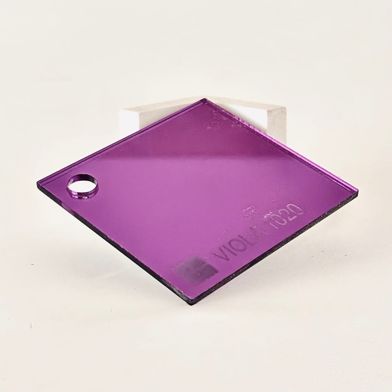 Plancha de metacrilato Tauro Transparente 100x50 5 mm de grosor.  Resistente, Transparente y Versátil.