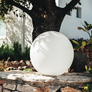 Boule Lumineuse Blanche Etanche sur Secteur 50 cm - Lumi-Jardin
