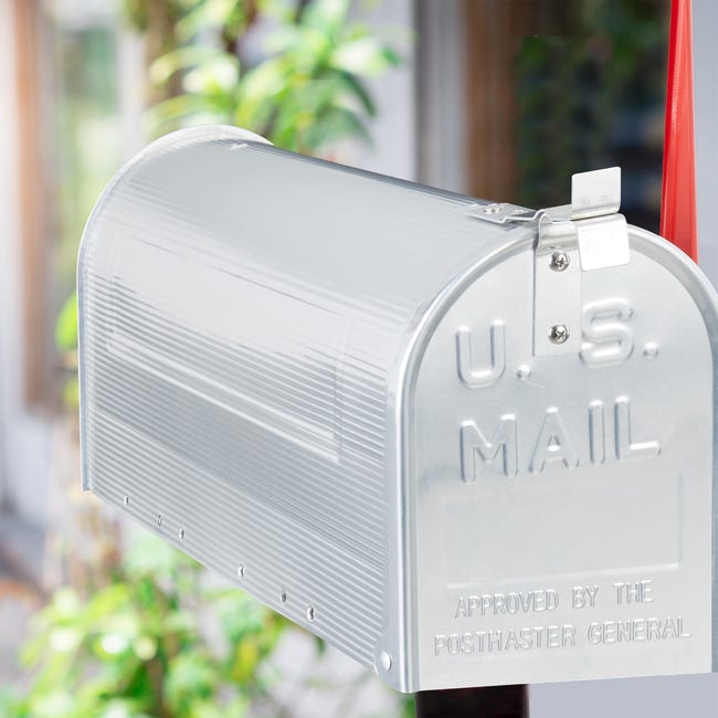 Letterbox argento, stile USA, cassetta postale americana, metallo ondulato,  bandiera rossa, cassetta di giornale, cassetta di lettere, comunicazione,  consegna, posta lettera. Posta reale Foto stock - Alamy