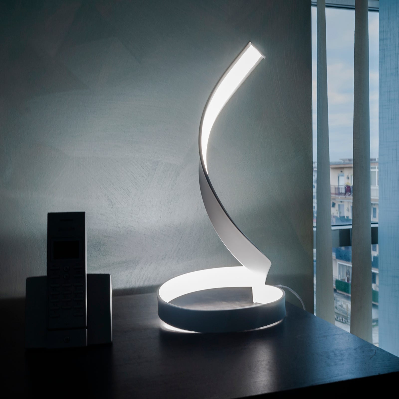 Lampada moderna curva stilizzata luce da tavolo scrivania