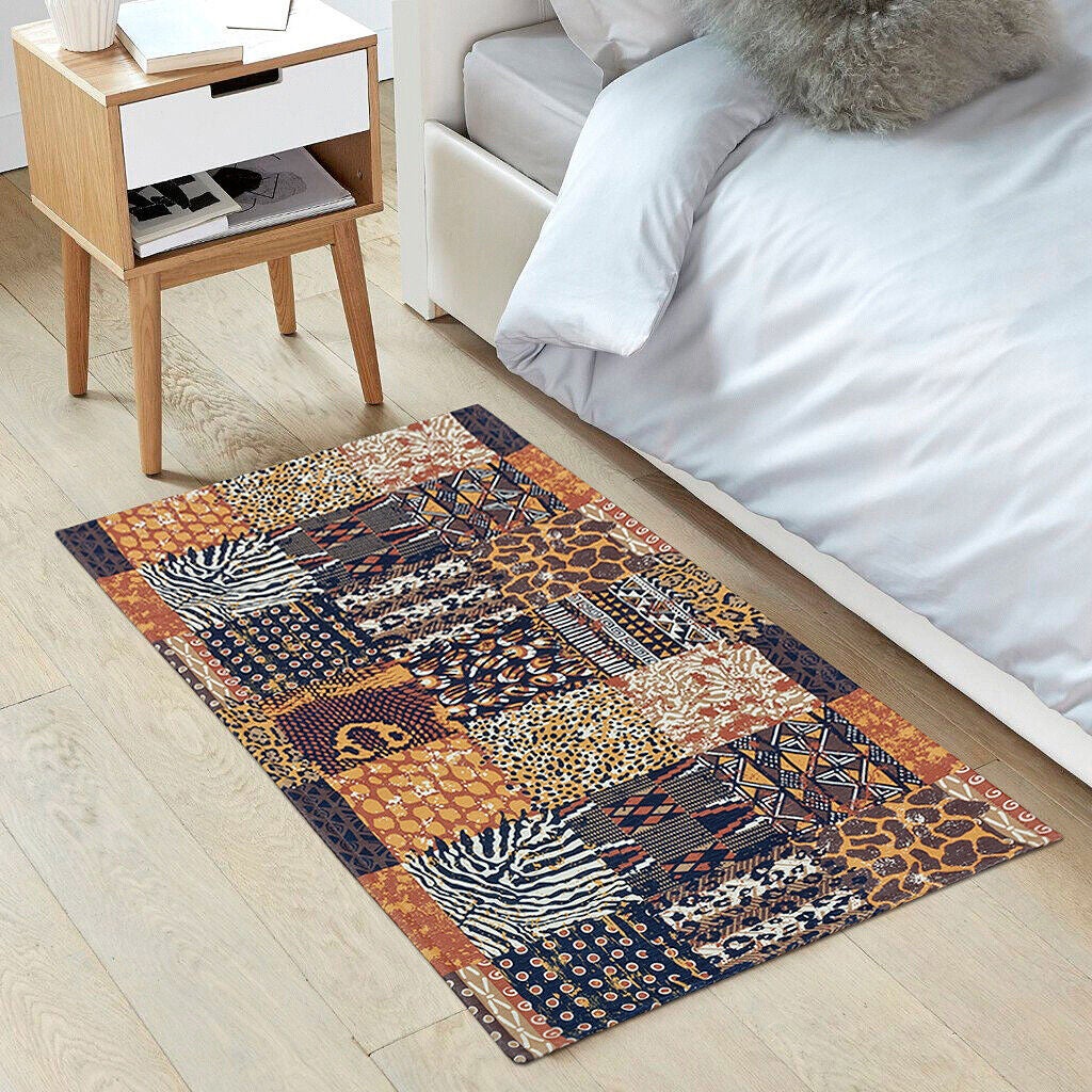 Una camera da letto con un tappeto e un tappeto sul pavimento