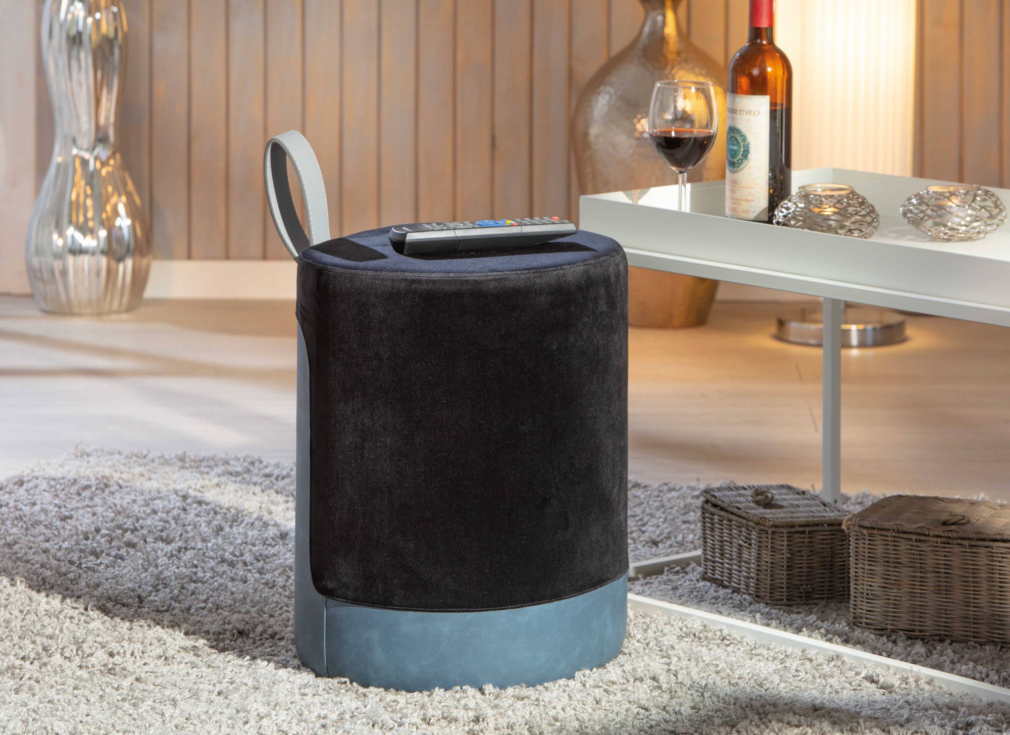 Pouf in velluto nero e azzurro con maniglia in ecopelle, cm 38x32.5x43