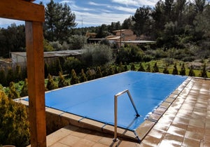 Bâche piscine ronde - diamètre 620 cm pour piscine de 540 cm de diamètre -  couleur bleue et verte - 140g/m2 - filet d'écoulement