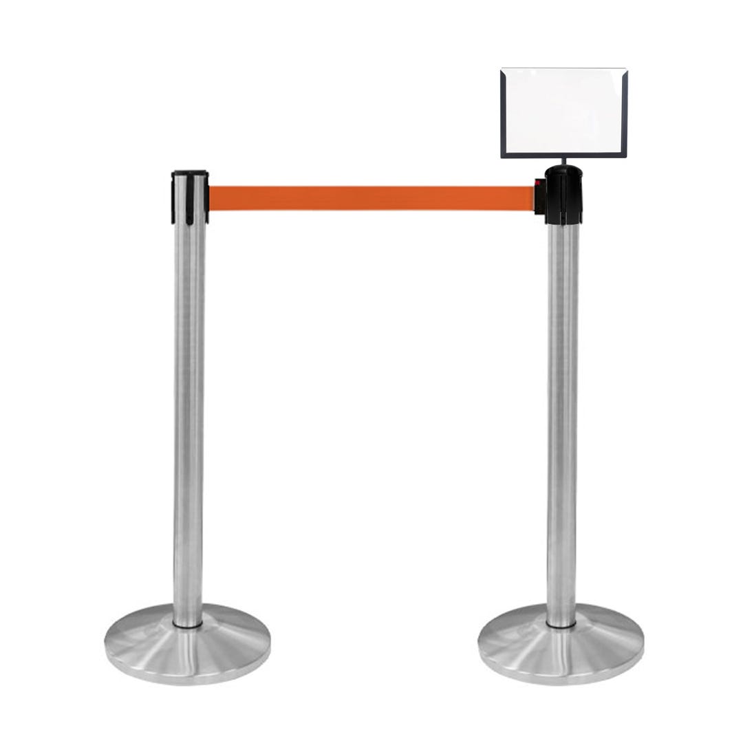 Danieli Store, Postes separadores de acero con cinta extensible hasta 3 mt, Columna con cinta separadora naranja y avisos horizontal A4