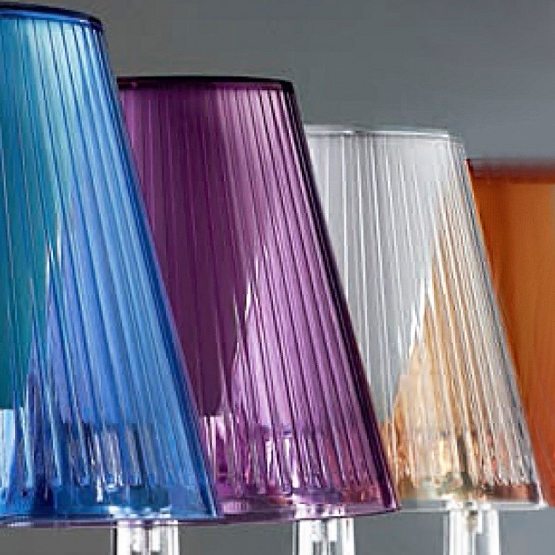 Lampada da tavolo in vetro colorato moderna con attacco E27 LED IP20.