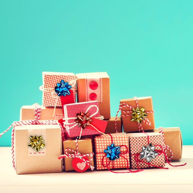 Enveloppez Les Cadeaux Avec Du Papier Brillant Et Des Nœuds Emballage  Cadeau Créatif Et Festif L'esprit Des Fêtes Surprend Les Célébrations  Artistiques Joyeuses Et Colorées Généré Par L'ia