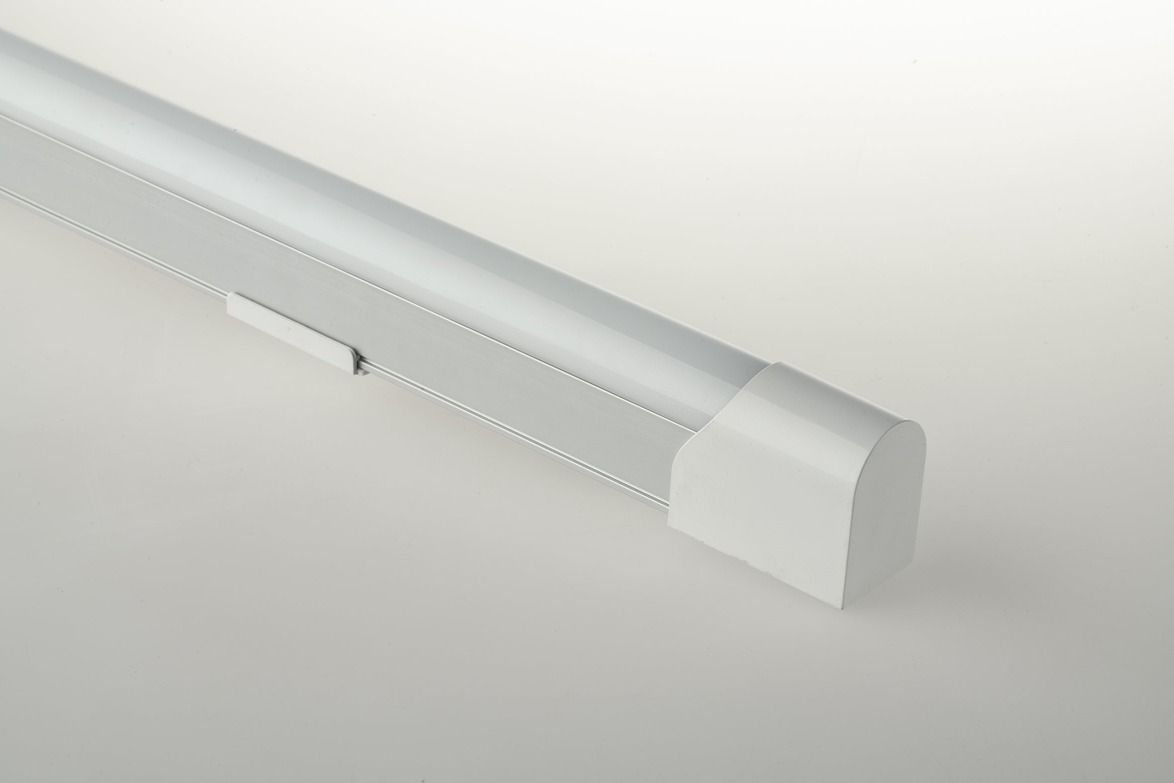 Barra led t8 blanca en aluminio 9w 850lm 4000k(luz natural) 3 9x60x2 8cm.