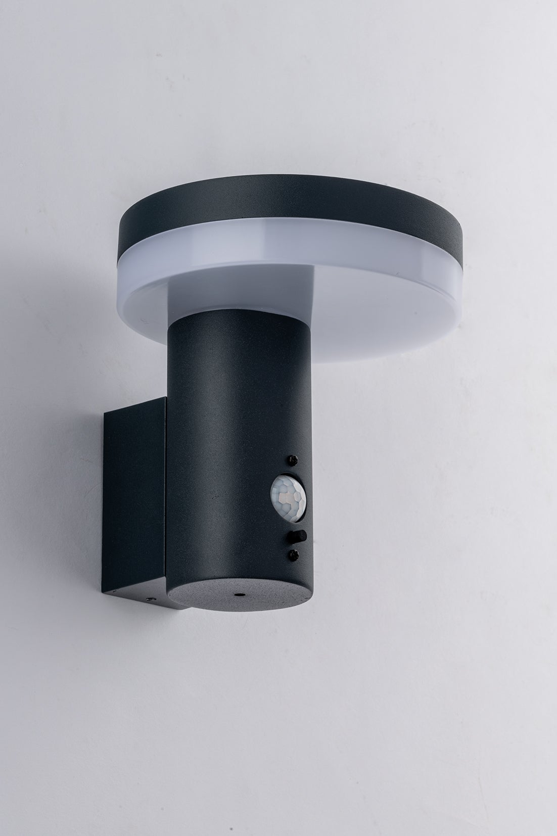 Enya aplique solar led antracita con sensor de movimiento integrado led 5.5w 4000k (luz natural)