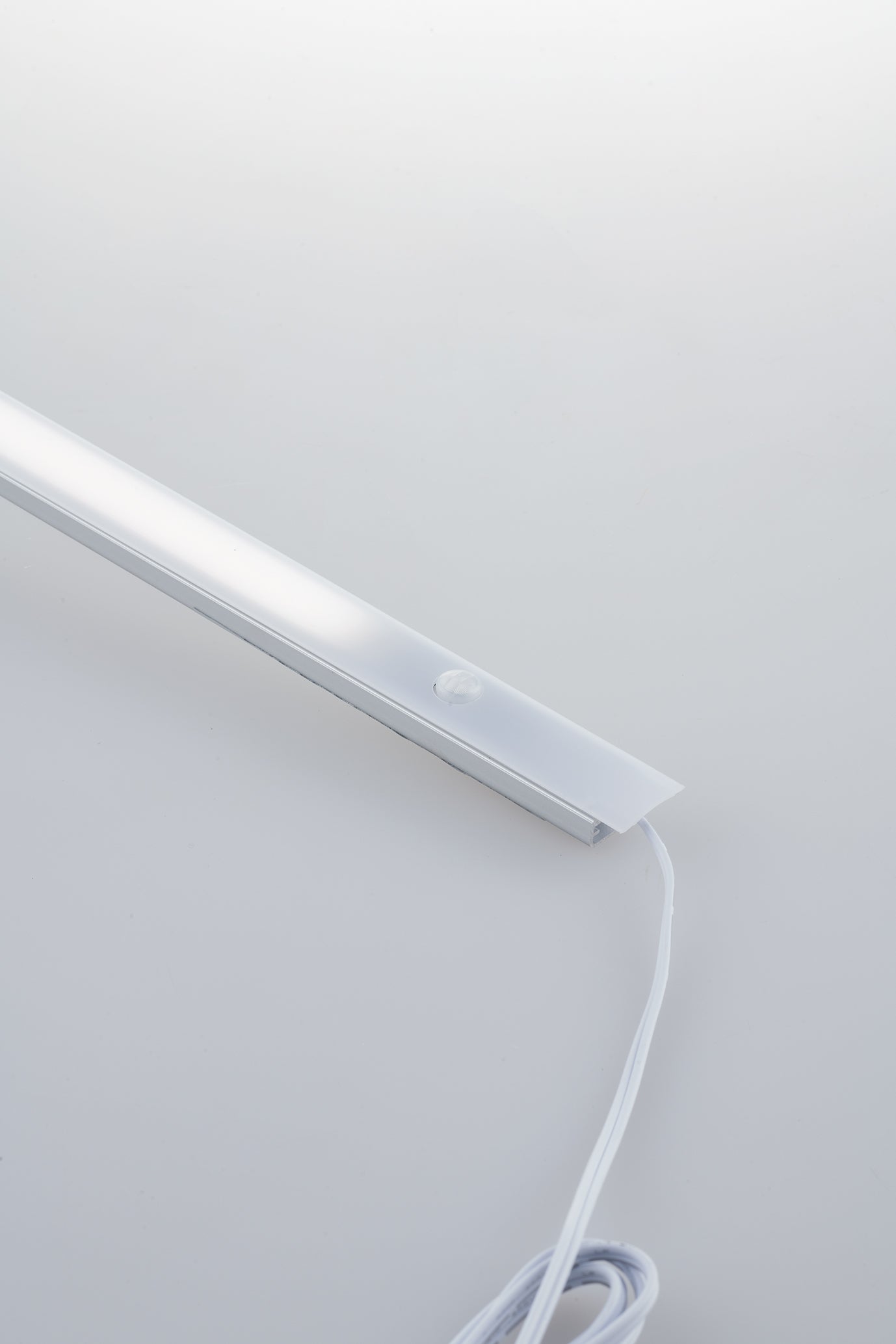 Barra led line en aluminio plata 21w 4000k (luz natural) 223 cm..