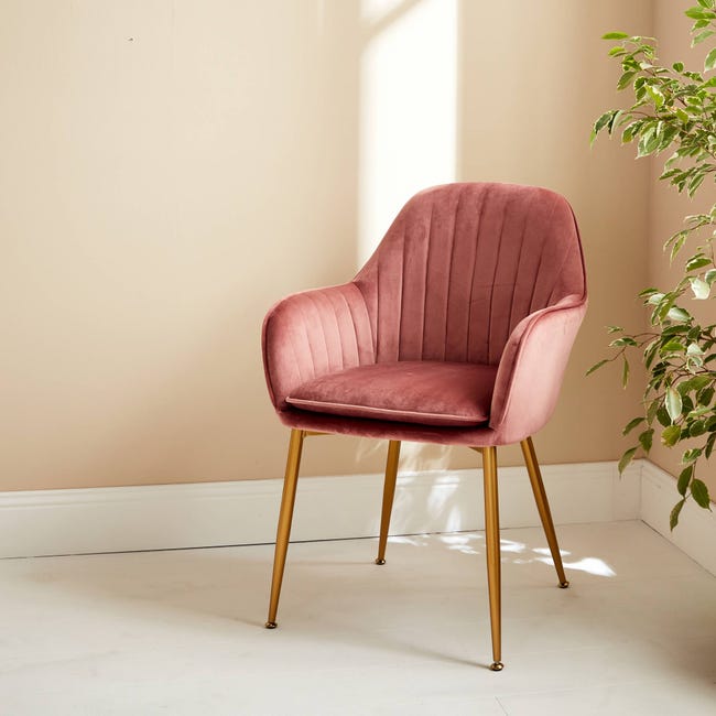 Chaise en velours rose de style vintage avec piètement en acier doré