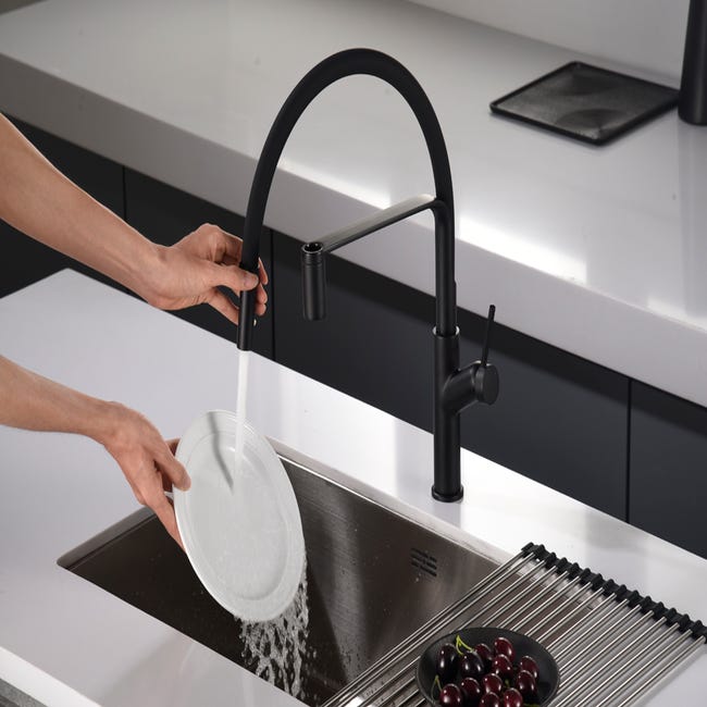 Grifo de cocina extraible ARI en color cromo con detalles en negro. Ducha  extraíble con 2 posiciones. Muy práctico para limpiar el fregadero