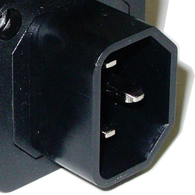 Clavija IEC-60320 C14 macho con ángulo recto para montar cable